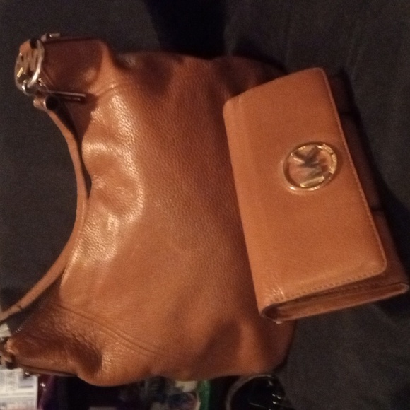 Michael Kors Handbags - 🚨 SOLD🚨Michael Kors pebble leather shoulder bag/ hobo bag and matching wallet